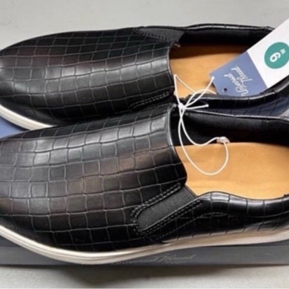 Women’s Shoes Size 9 W - Picture 2 of 5